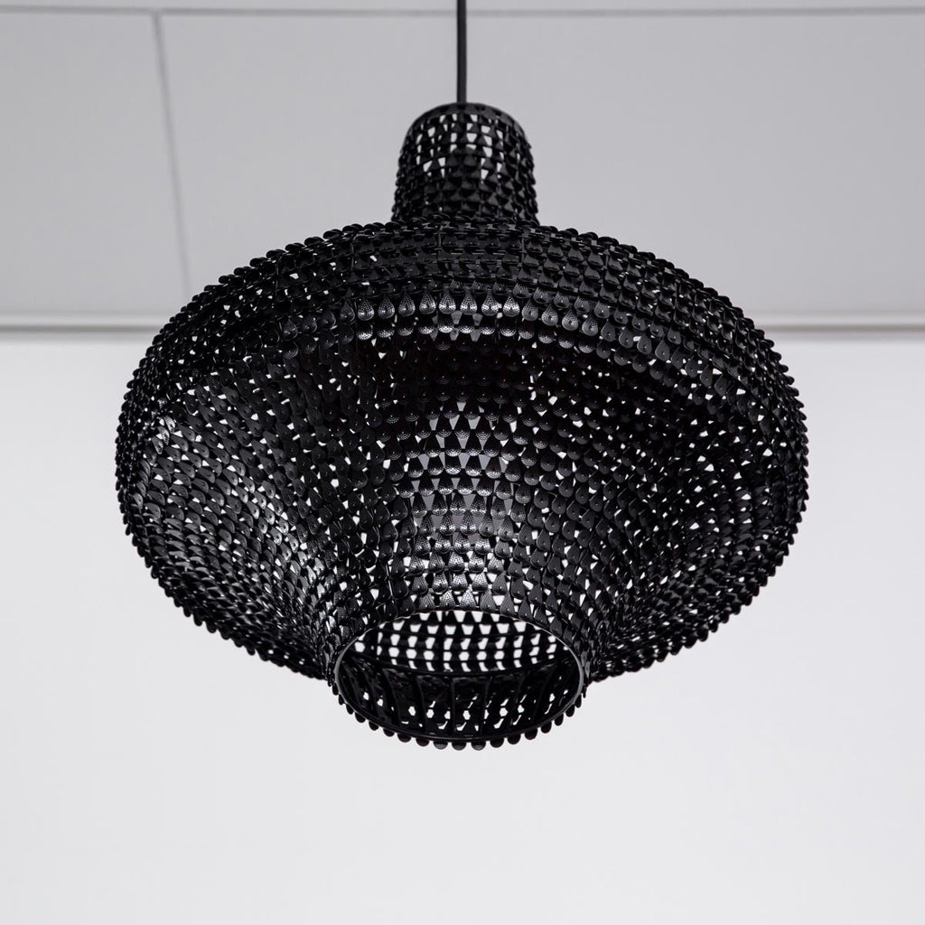 手作りの鉄のシェードを漆塗りで仕上げたアジアン・シノワズリテイストのペンダントライトM（シェード・下からのアングル）