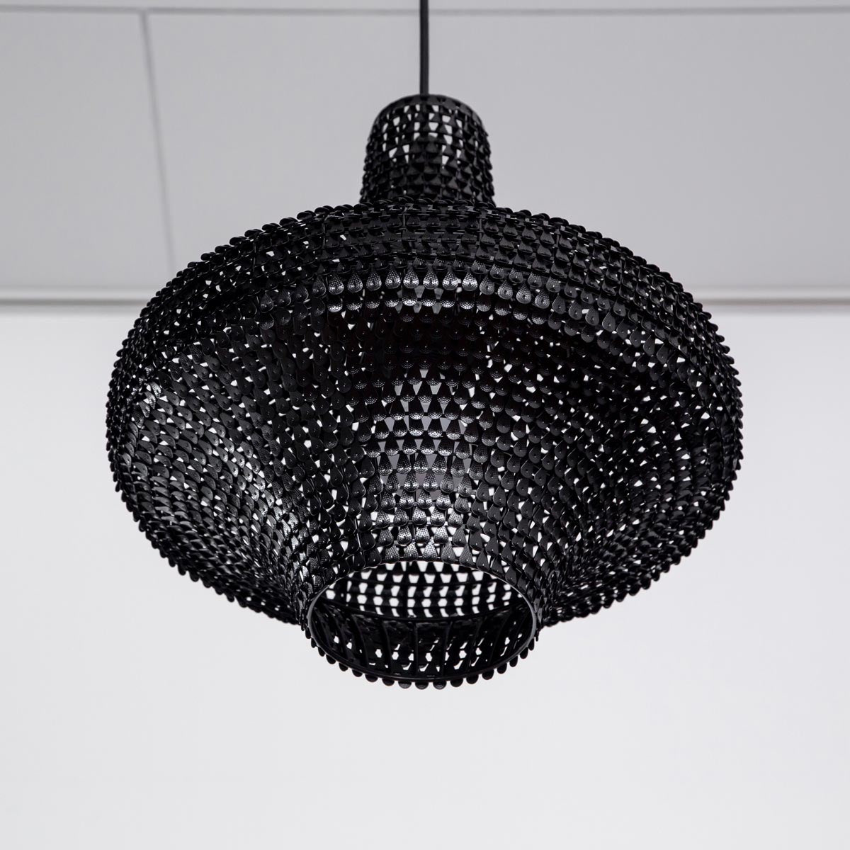 手作りの鉄のシェードを漆塗りで仕上げたアジアン・シノワズリテイストのペンダントライトM（シェード・下からのアングル）