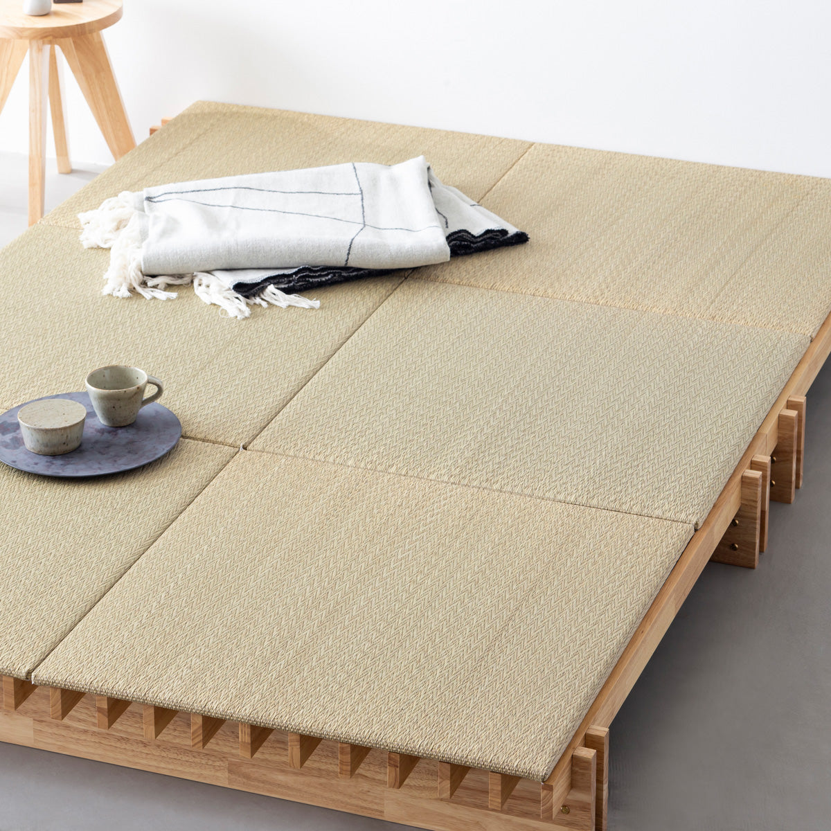 KOTAのシンプルで風格あるデザインのナチュラルカラーの木組みSUNOKOベッドセミダブル（使用例）