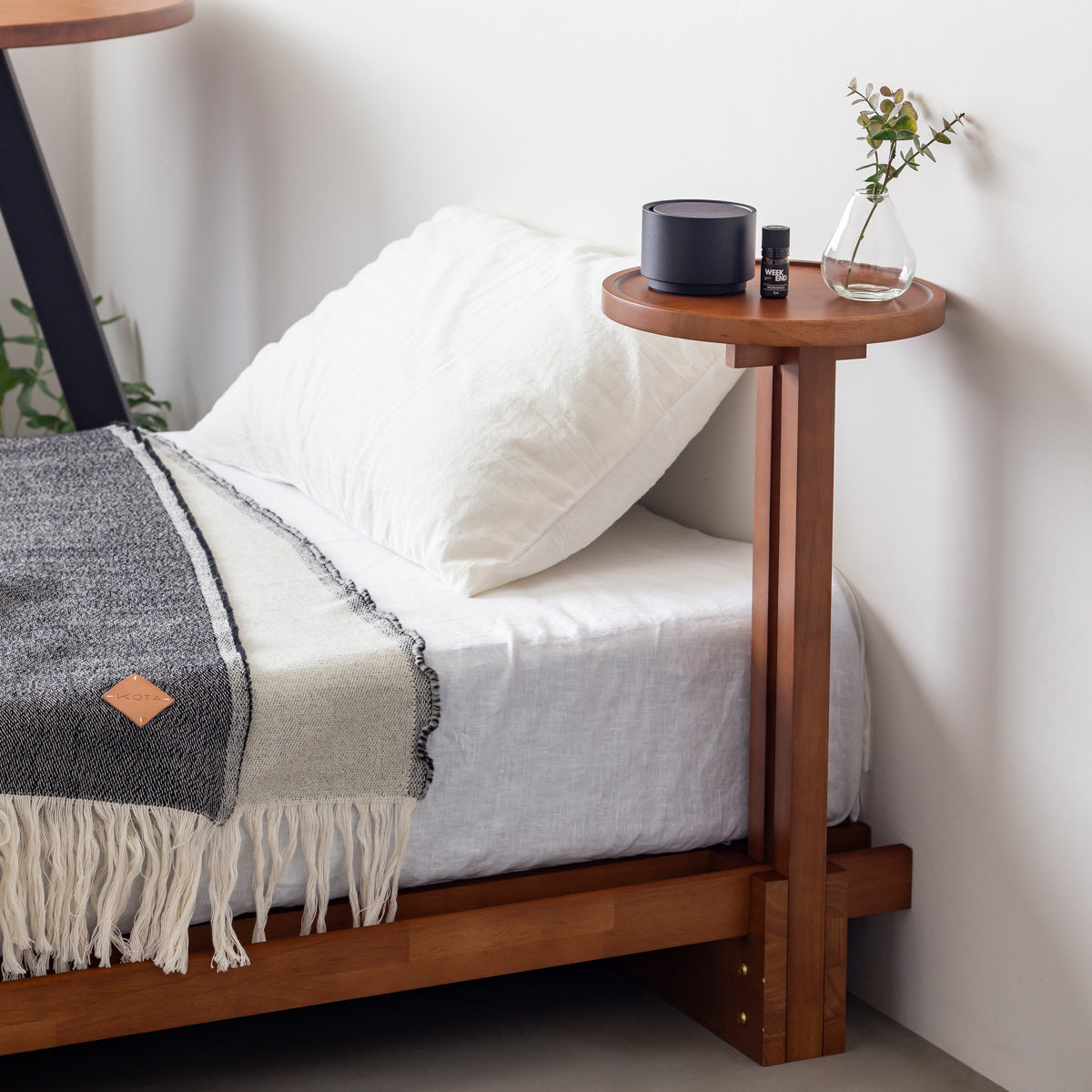 KOTAのSUNOKO BEDをカスタマイズするAdd-onシリーズのブラウンカラーの木製サークルテーブル（使用例）
