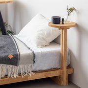 KOTAのSUNOKO BEDをカスタマイズするAdd-onシリーズのナチュラルカラーの木製サークルテーブル（使用例）