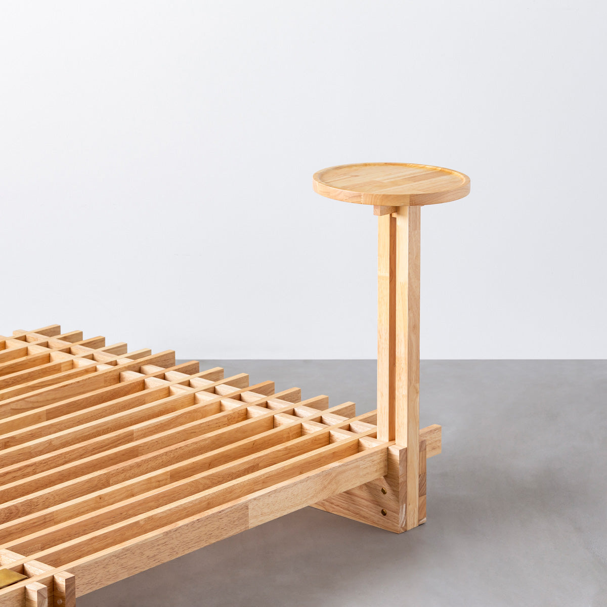 KOTAのSUNOKO BEDをカスタマイズするAdd-onシリーズのナチュラルカラーの木製サークルテーブル