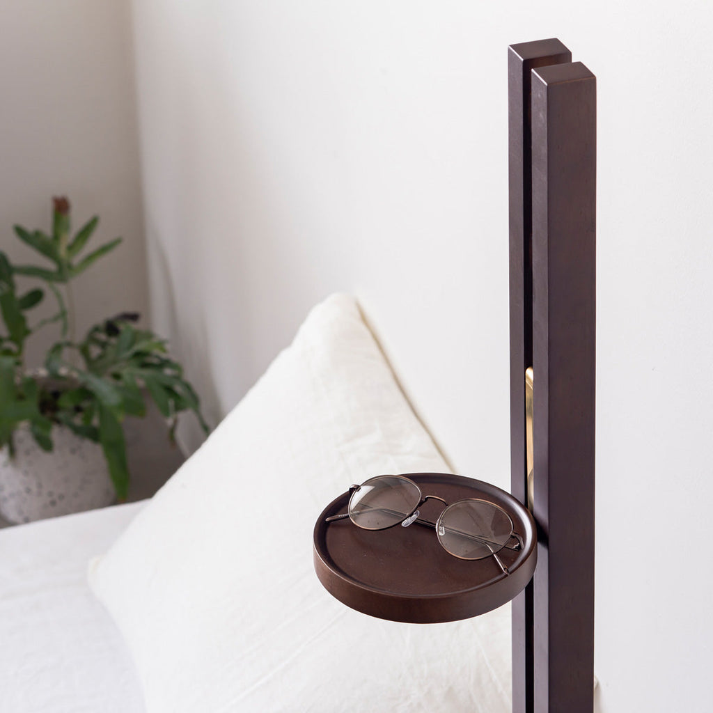KOTAのSUNOKO BEDをカスタマイズするAdd-onシリーズのブラックブラウンカラーの木製ポール＋ミニ天板（使用例２）