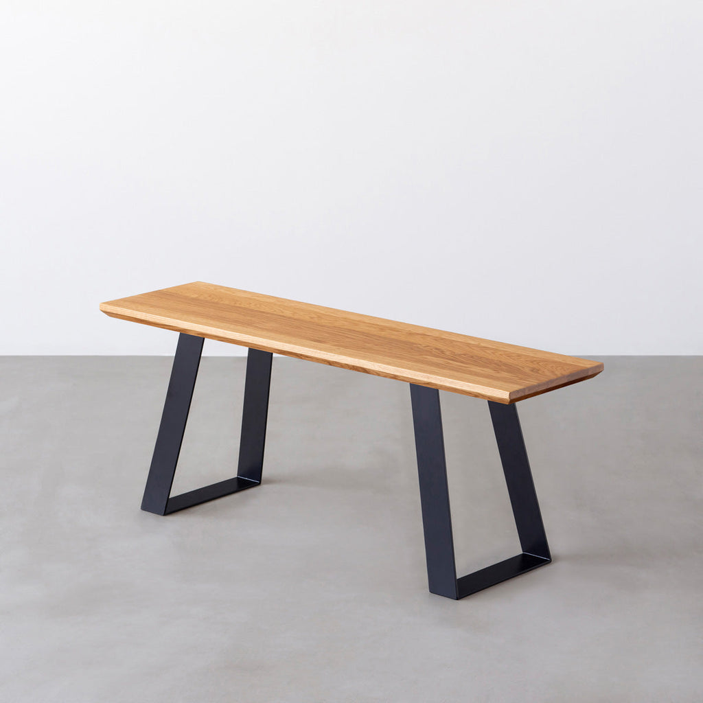 KANADEMONOのホワイトオーク天板とブラックのスラッシュ鉄脚を合わせたシンプルモダンなベンチ