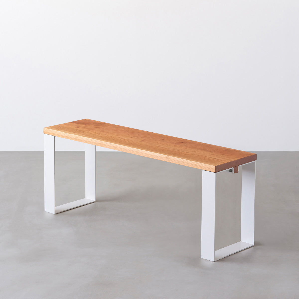 KANADEMONOのブラックチェリー天板とホワイトのライン脚を合わせたシンプルモダンなベンチ