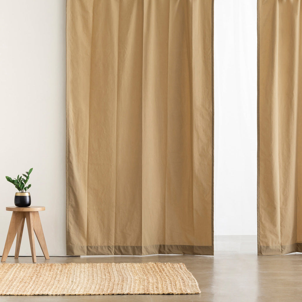 天然染料で色付けしたナチュラルな風合いのナイロンカーテン/ベージュ（使用イメージ）