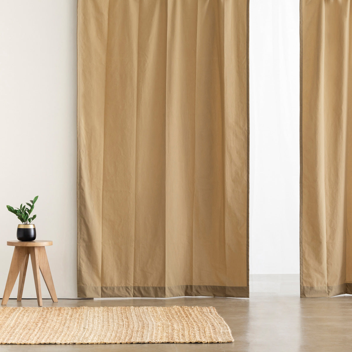 天然染料で色付けしたナチュラルな風合いのナイロンカーテン/ベージュ（使用イメージ）