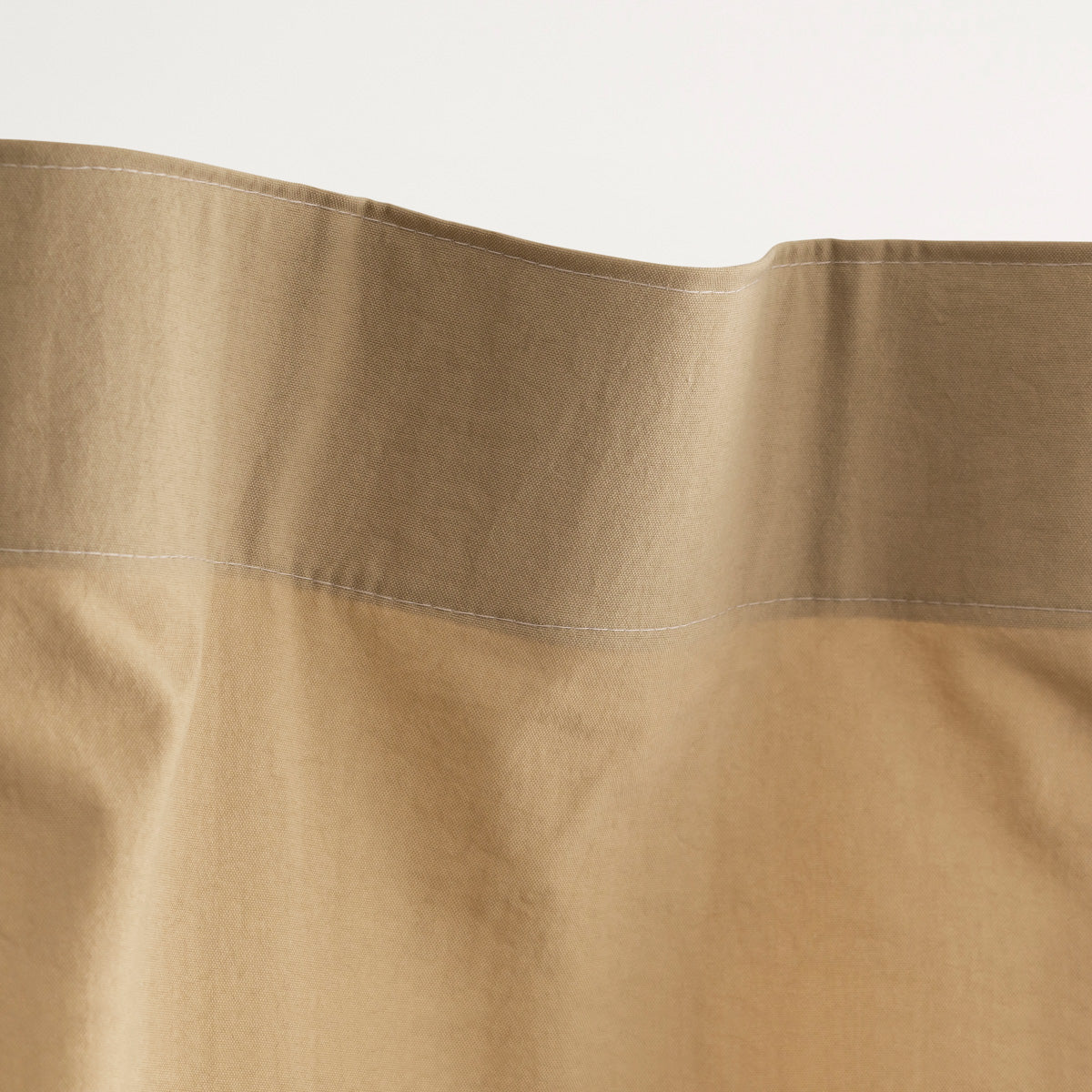 天然染料で色付けしたナチュラルな風合いのナイロンカーテン/ベージュ（上部）