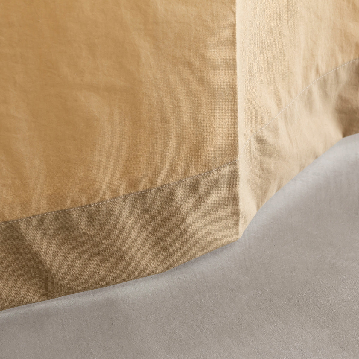 天然染料で色付けしたナチュラルな風合いのナイロンカーテン/ベージュ（裾）