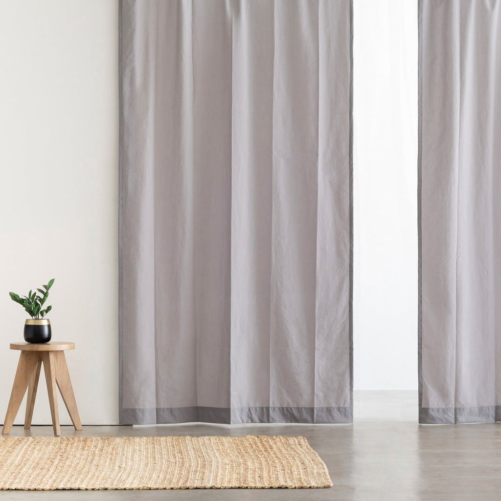 天然染料で色付けしたナチュラルな風合いのナイロンカーテン/ライトグレー（使用イメージ）
