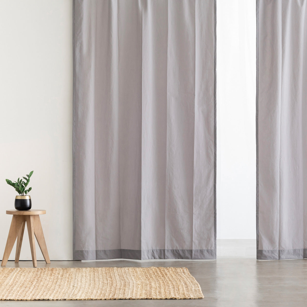 天然染料で色付けしたナチュラルな風合いのナイロンカーテン/ライトグレー（使用イメージ）
