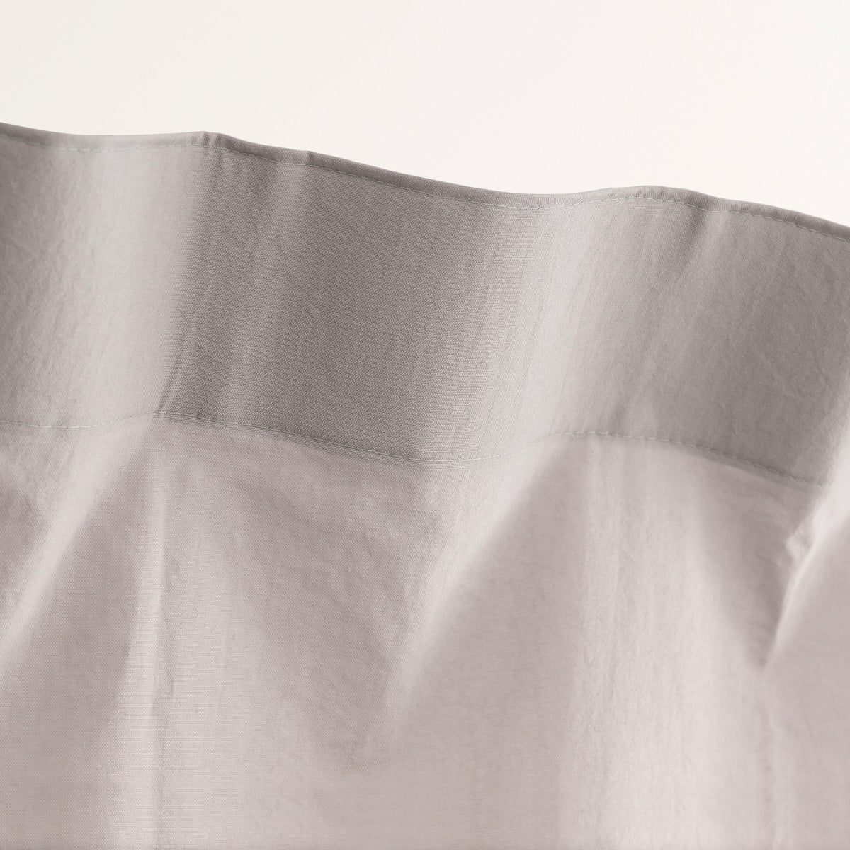 天然染料で色付けしたナチュラルな風合いのナイロンカーテン/ライトグレー（上部）