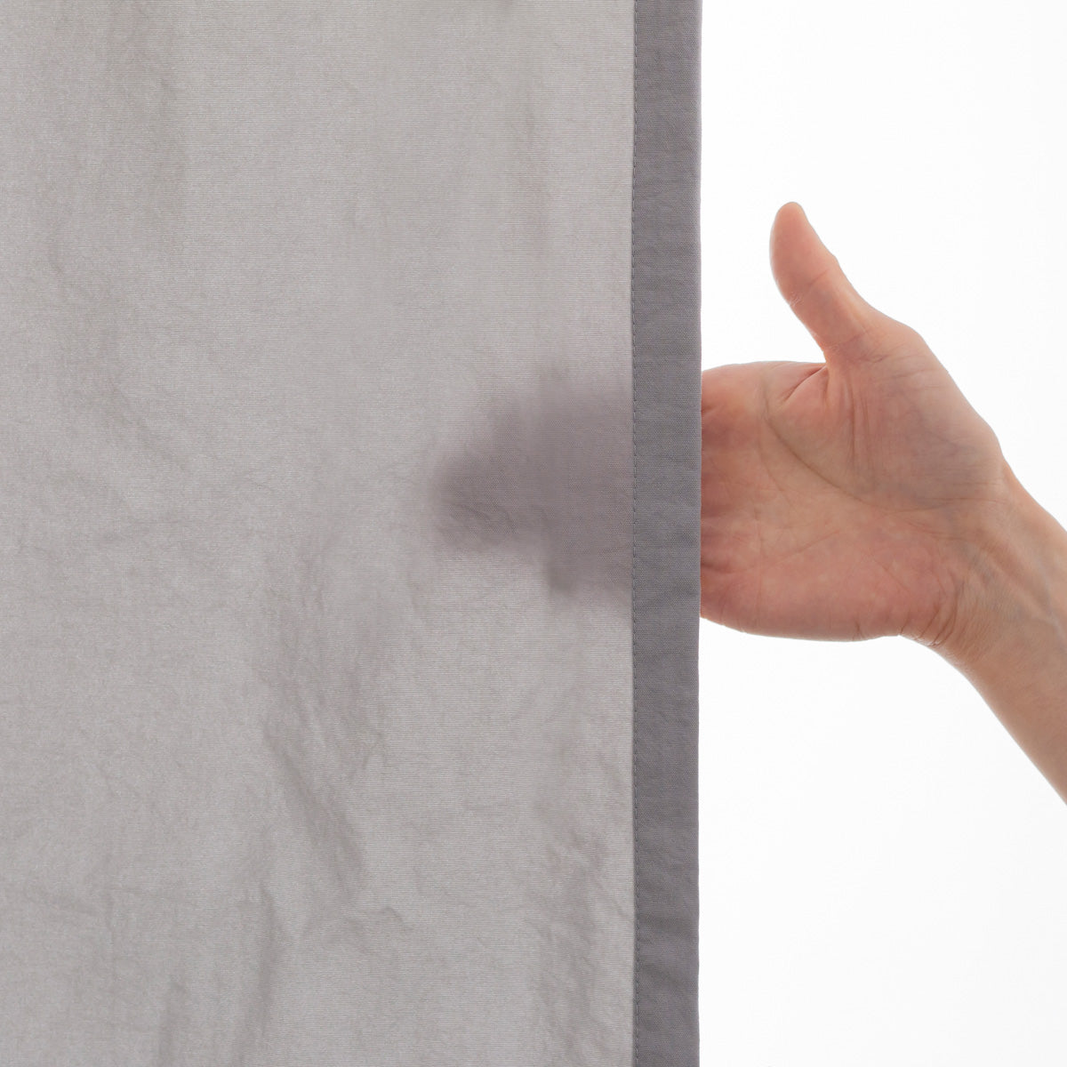 天然染料で色付けしたナチュラルな風合いのナイロンカーテン/ライトグレー（透け具合2）