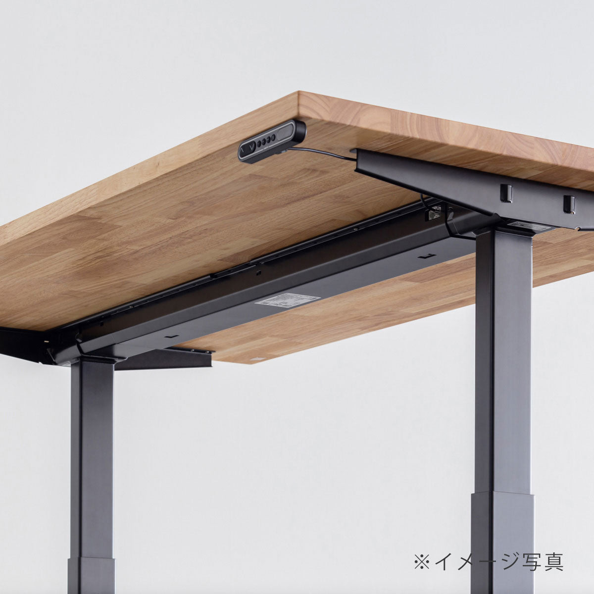 まろやかな薄桃色を帯びた色合いが上品な、無垢ブラックチェリー天板と、ブラックの電動昇降脚を組み合わせた、デザイン性も機能性もスマートなテーブル（裏面イメージ）