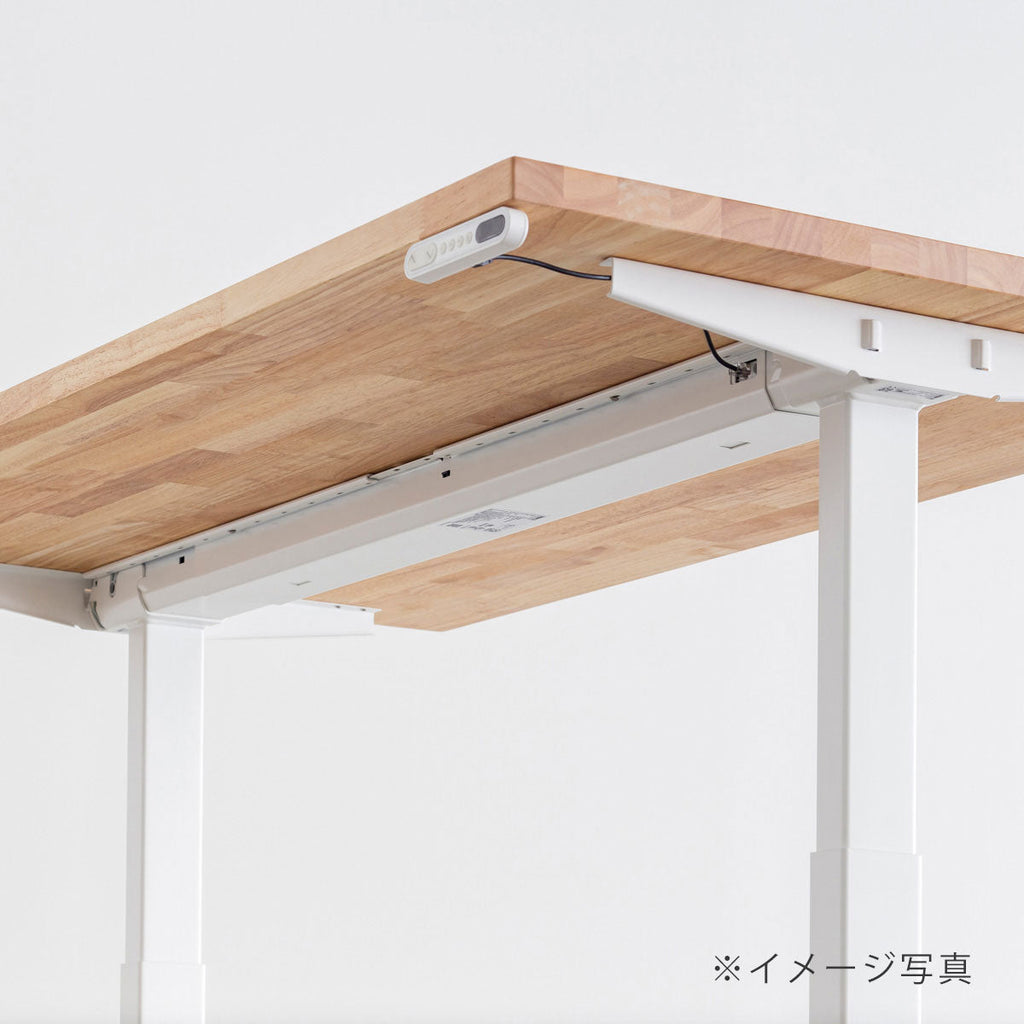 まろやかな薄桃色を帯びた色合いが上品な、無垢ブラックチェリー天板と、ホワイトの電動昇降脚を組み合わせた、デザイン性も機能性もスマートなテーブル（裏面イメージ）