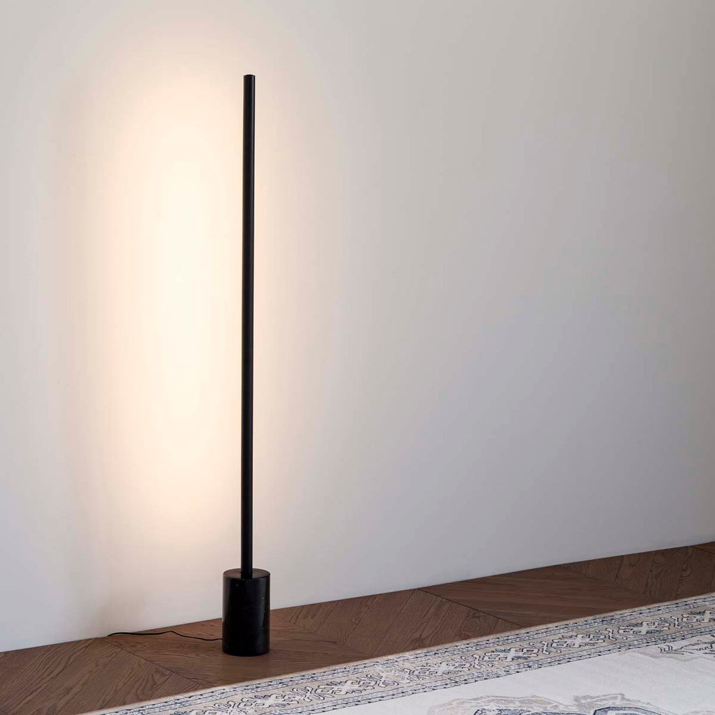 スチールにブラックのマットな塗装が施された、スタイリッシュなフロアランプの使用例1（電球色点灯時）