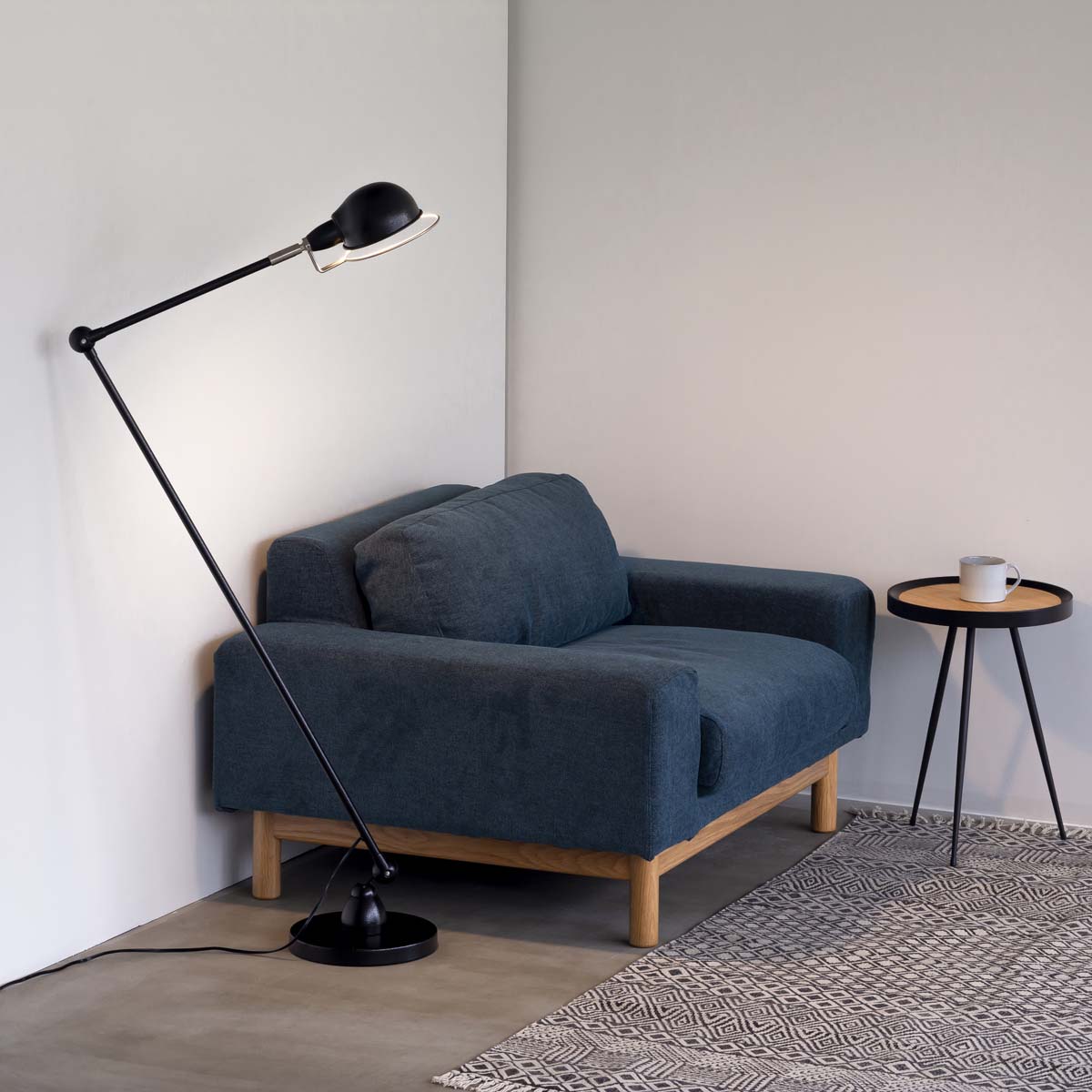 ブラックのフロアライトに明かりを灯してソファを合わせたお部屋のコーディネートイメージ