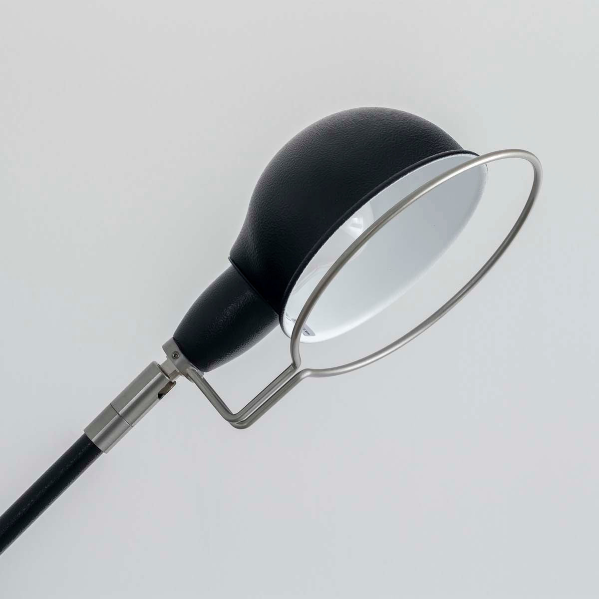 丸みを帯びたヘッドがユニークなブラックのフロアライト