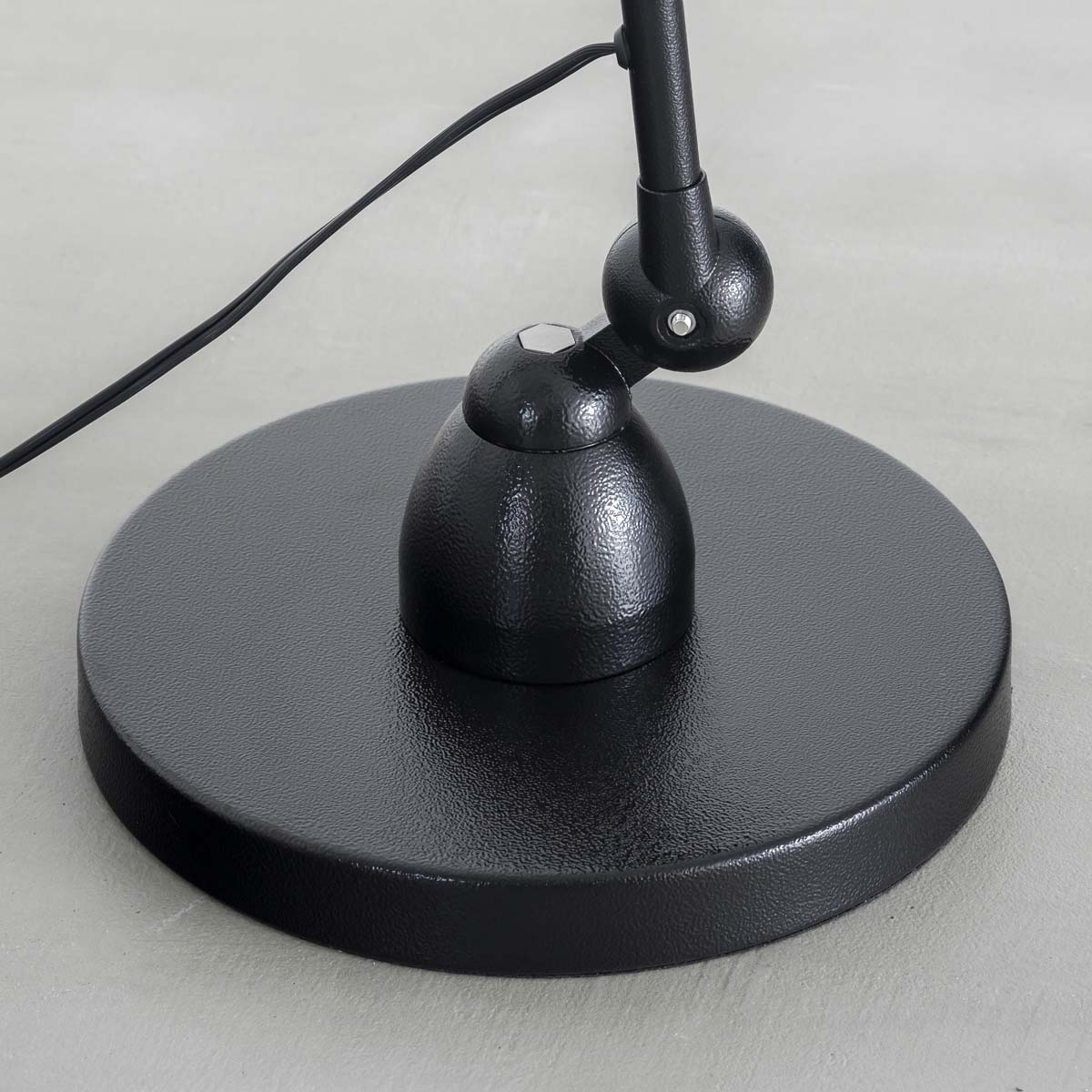 ブラックのフロアライトのベース部分の拡大