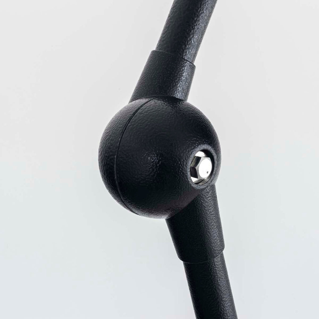 ブラックのフロアライトのアーム関節部分の拡大