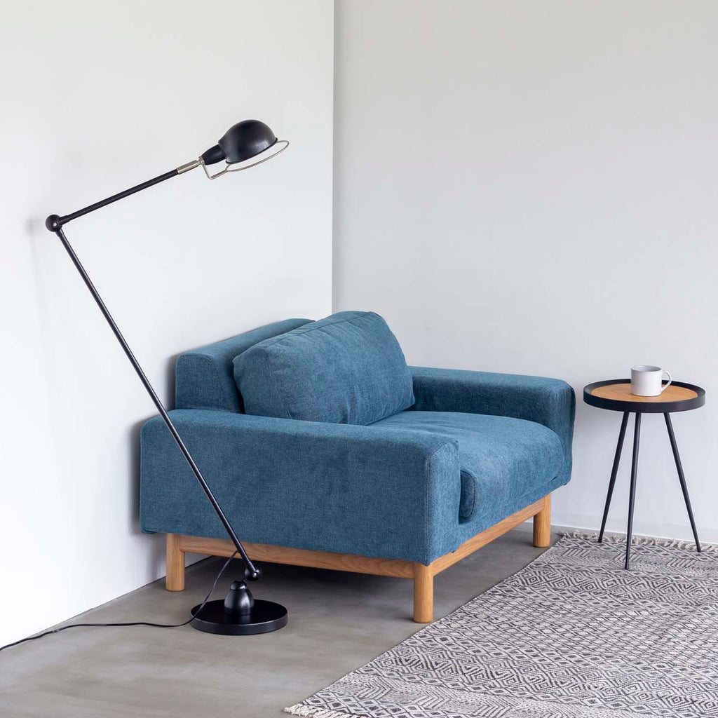 インダストリアルなブラックのフロアライトとソファを合わせたお部屋のコーディネートイメージ