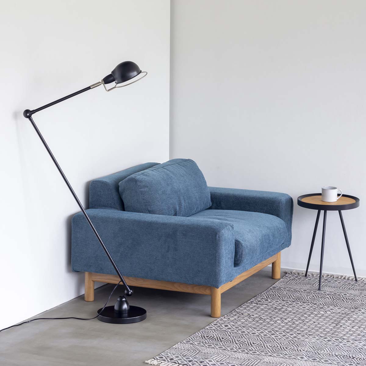 インダストリアルなブラックのフロアライトとソファを合わせたお部屋のコーディネートイメージ