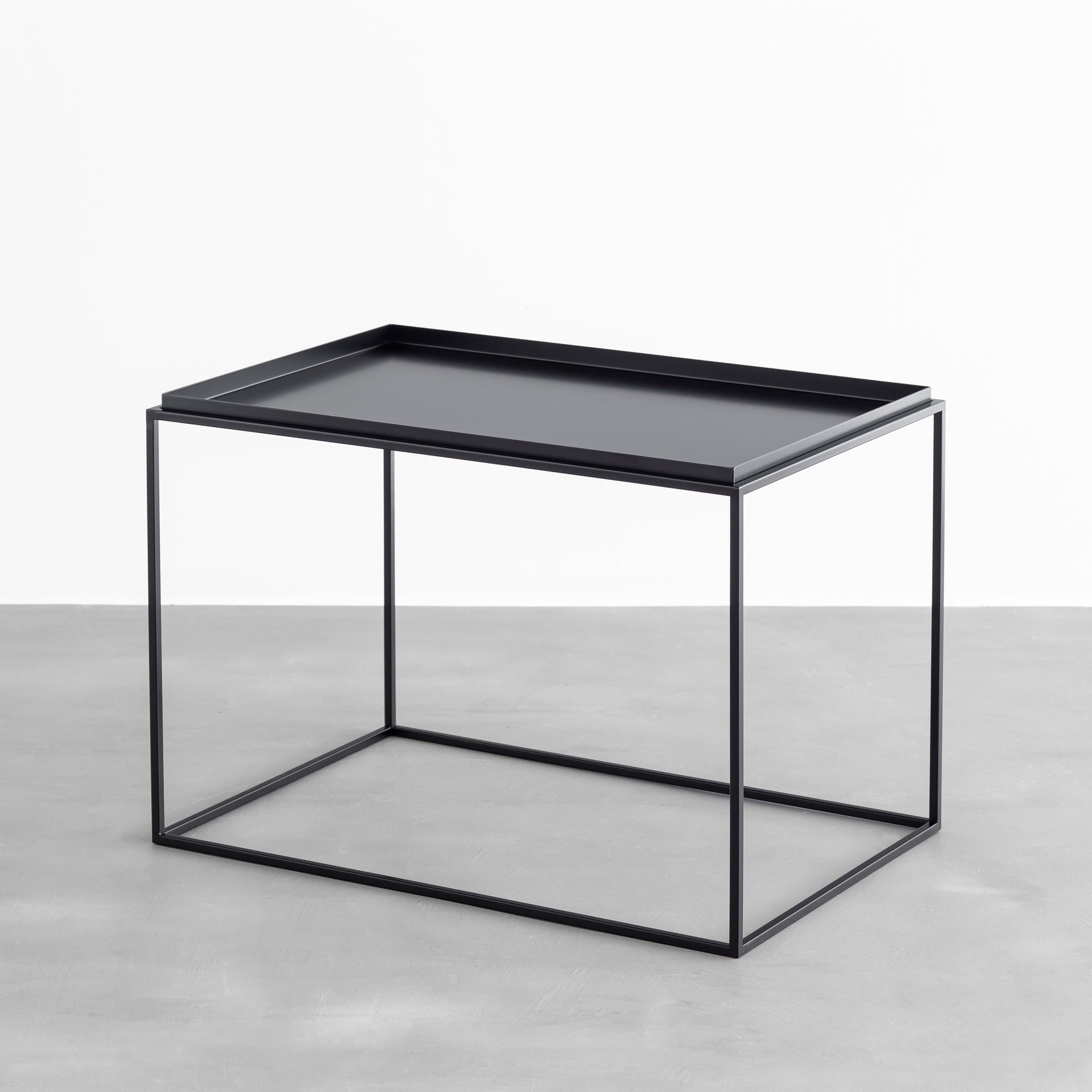 かなでものの天板が取り外せるブラックスチールのシャープなサイドテーブルL(斜めからのアングル)