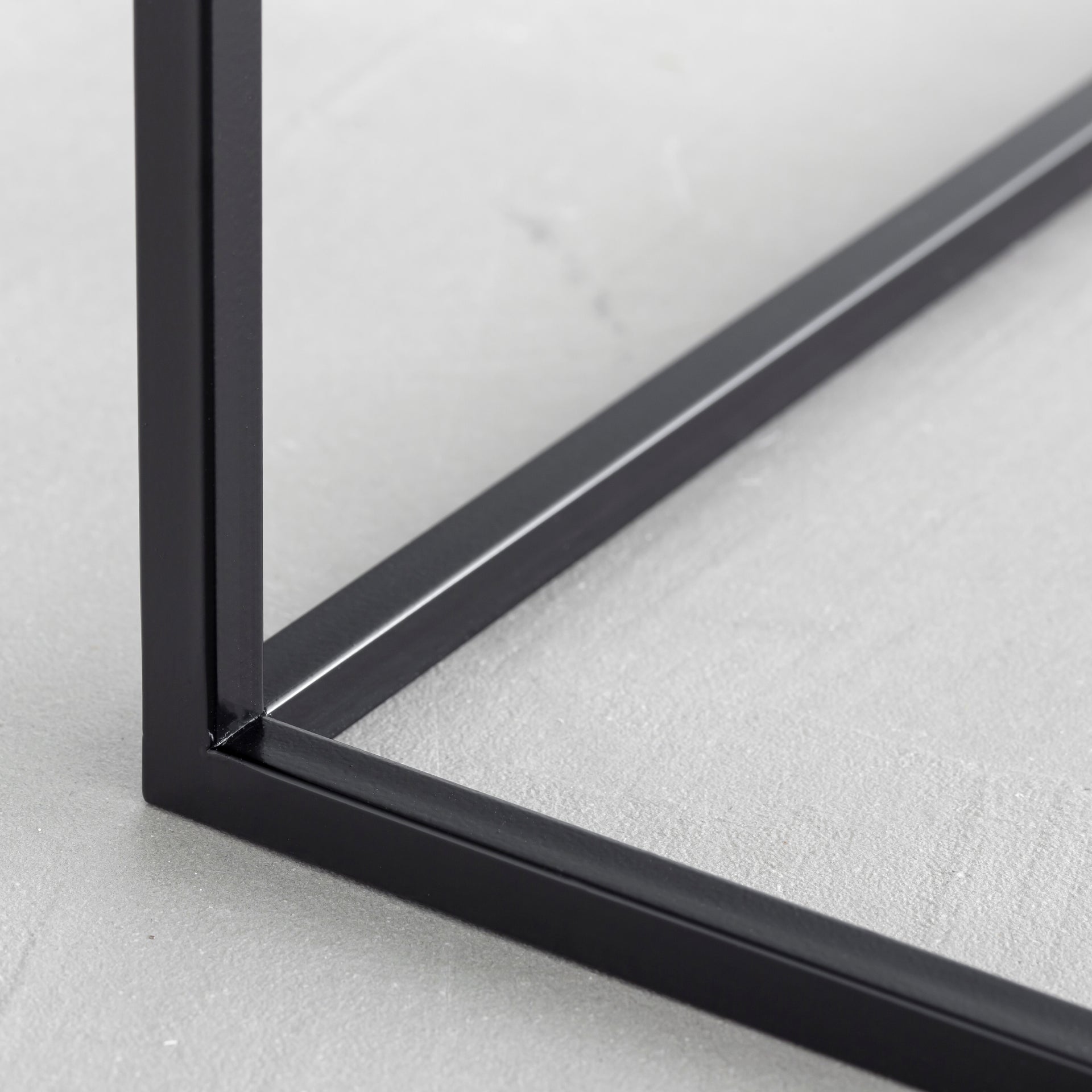 かなでものの天板が取り外せるブラックスチールのシャープなサイドテーブルL(脚クローズアップ)