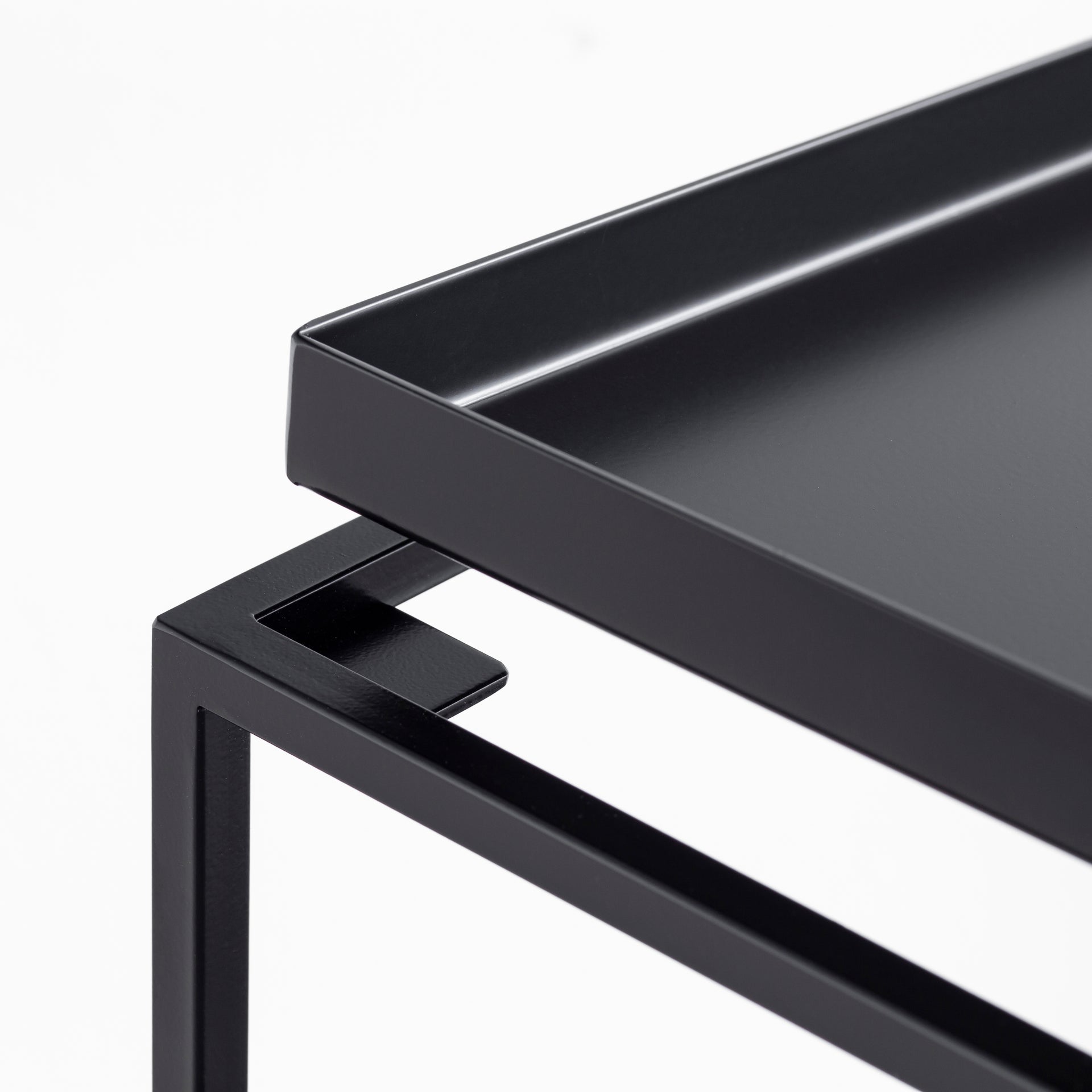 かなでものの天板が取り外せるブラックスチールのシャープなサイドテーブルL(取り外しているところ)