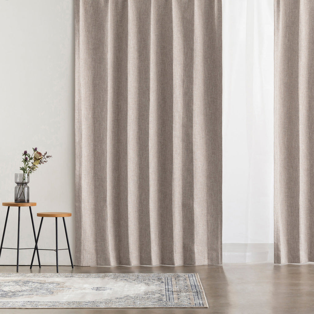 高い遮光・防音機能とシンプルモダンなデザインを兼ね備えたポリエステル製カーテン/ベージュ（使用イメージ）