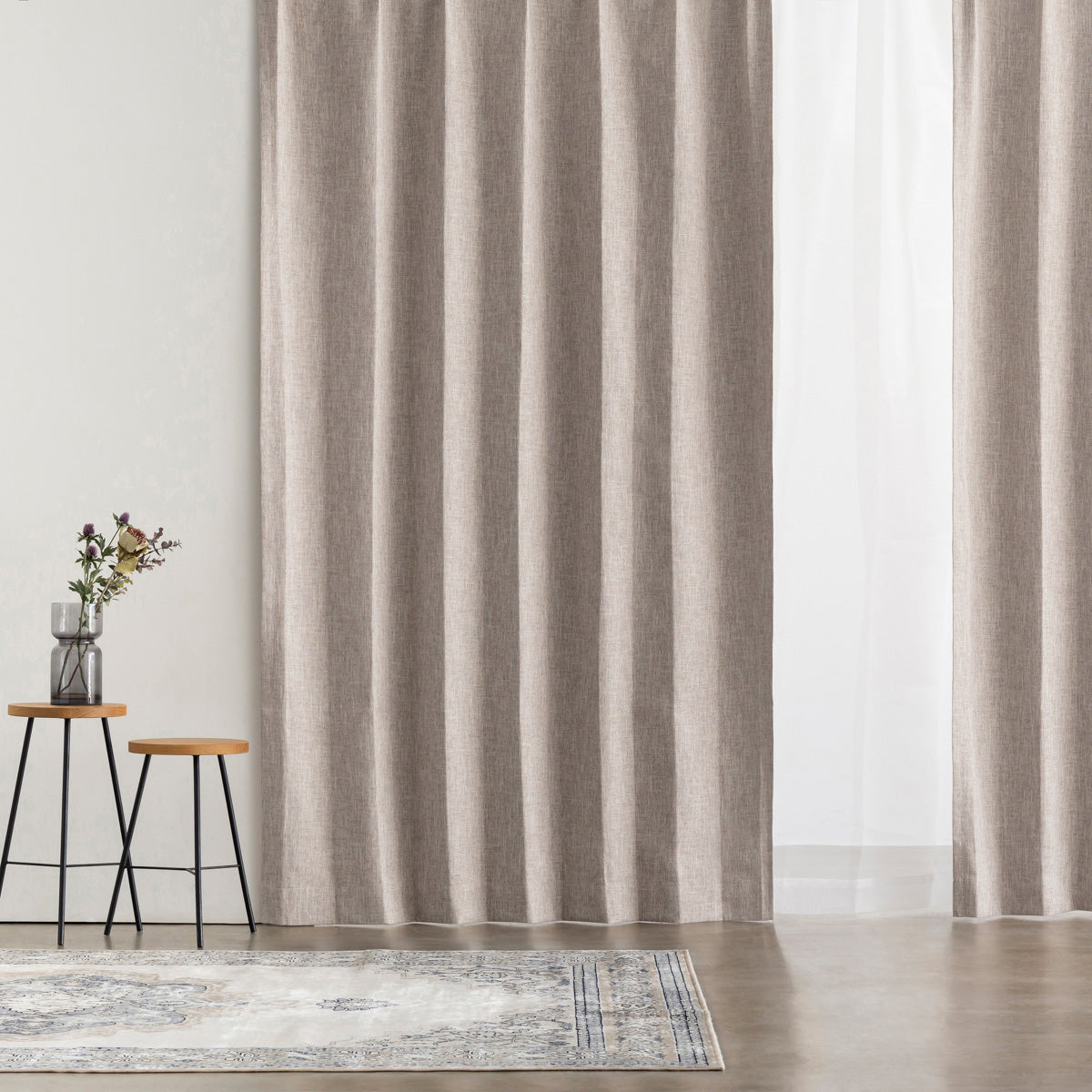 高い遮光・防音機能とシンプルモダンなデザインを兼ね備えたポリエステル製カーテン/ベージュ（使用イメージ）