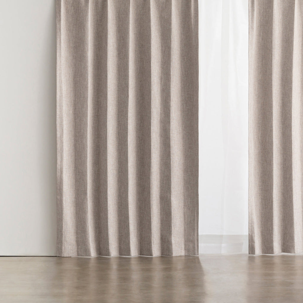 高い遮光・防音機能とシンプルモダンなデザインを兼ね備えたポリエステル製カーテン/ベージュ