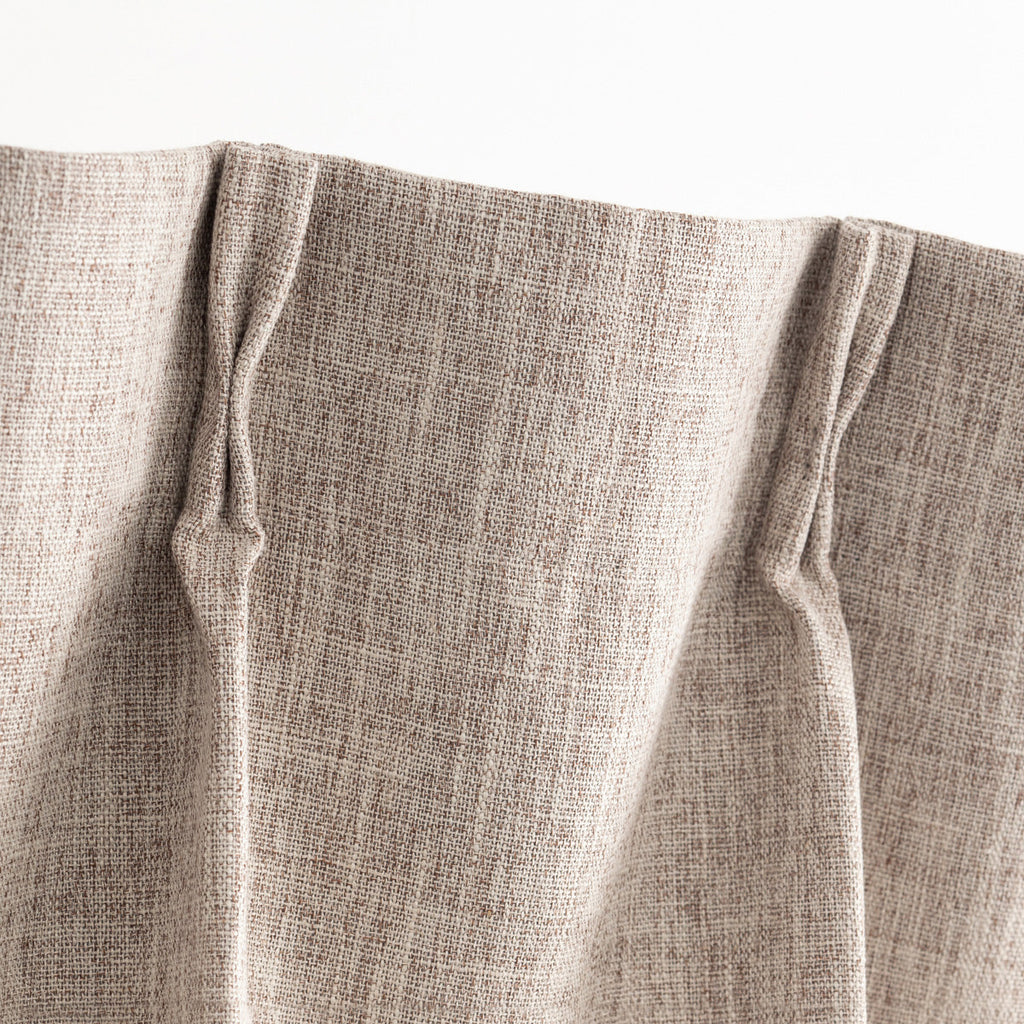 高い遮光・防音機能とシンプルモダンなデザインを兼ね備えたポリエステル製カーテン/ベージュ（上部）