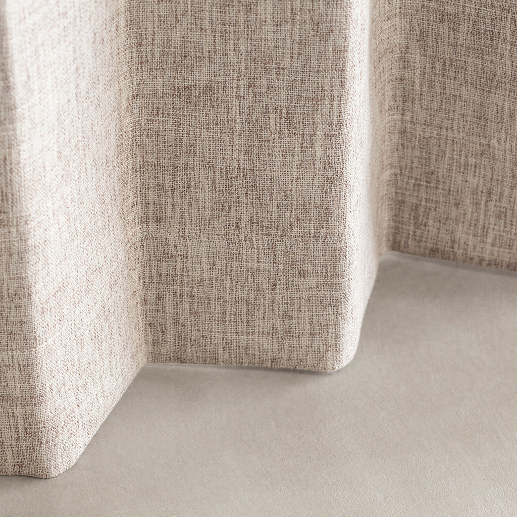 高い遮光・防音機能とシンプルモダンなデザインを兼ね備えたポリエステル製カーテン/ベージュ（裾）