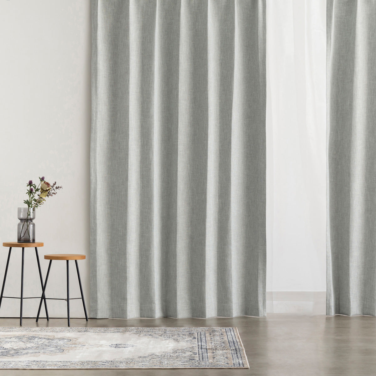 高い遮光・防音機能とシンプルモダンなデザインを兼ね備えたポリエステル製カーテン/ブルーグレー（使用イメージ）