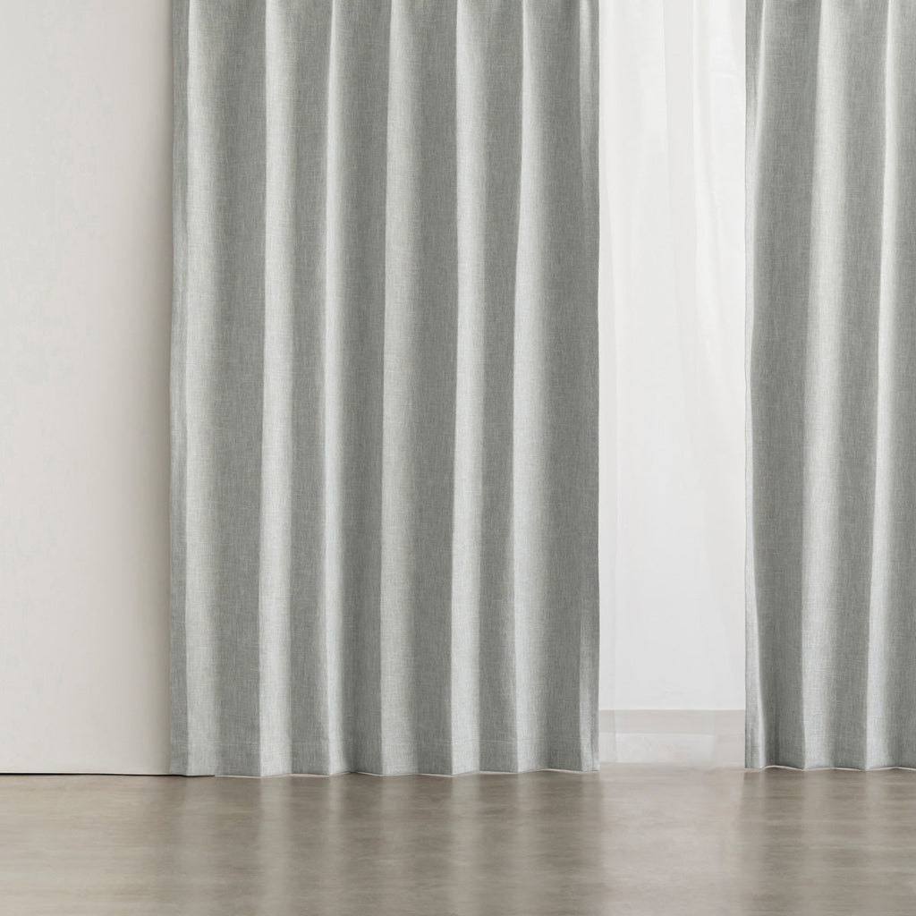 高い遮光・防音機能とシンプルモダンなデザインを兼ね備えたポリエステル製カーテン/ブルーグレー