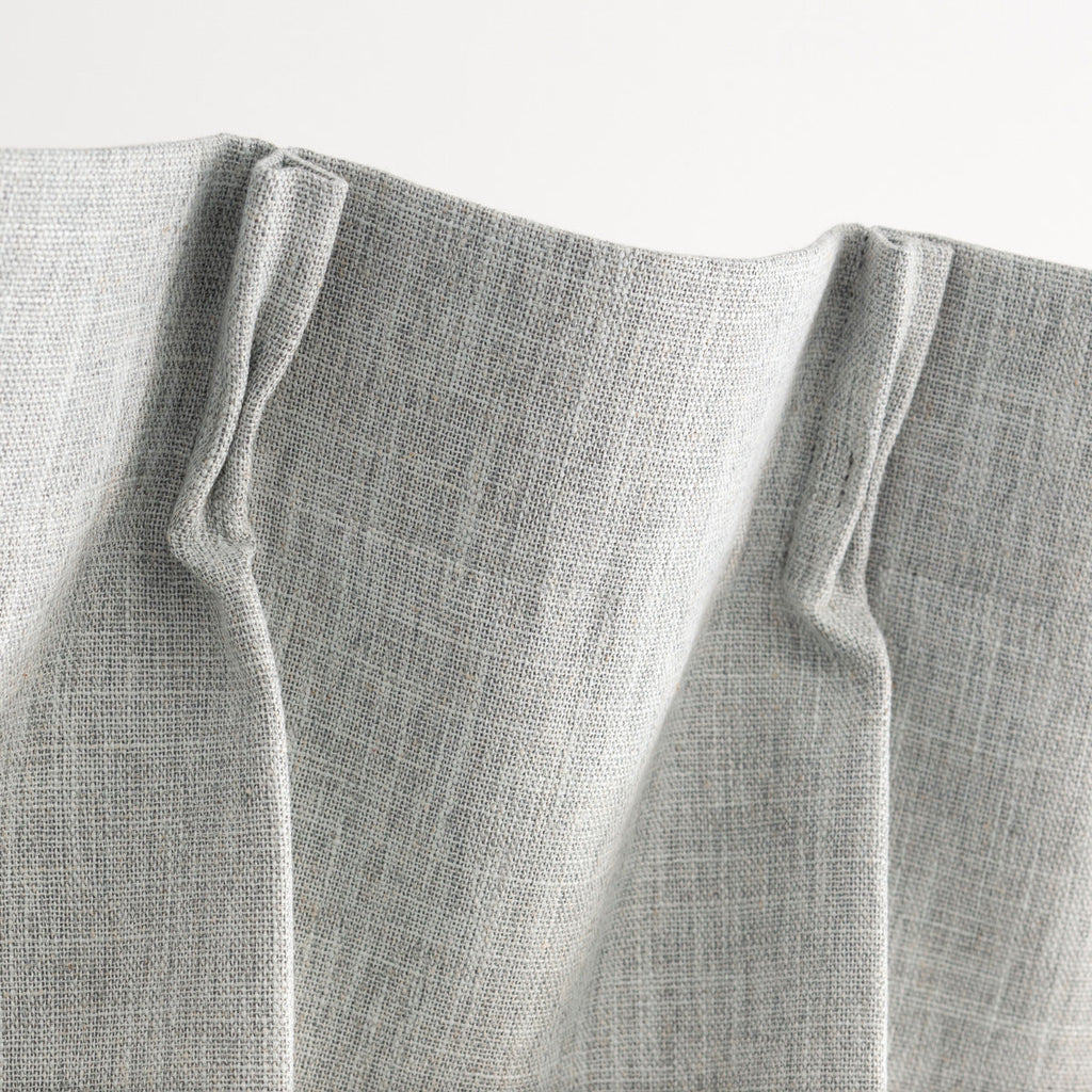 高い遮光・防音機能とシンプルモダンなデザインを兼ね備えたポリエステル製カーテン/ブルーグレー（上部）