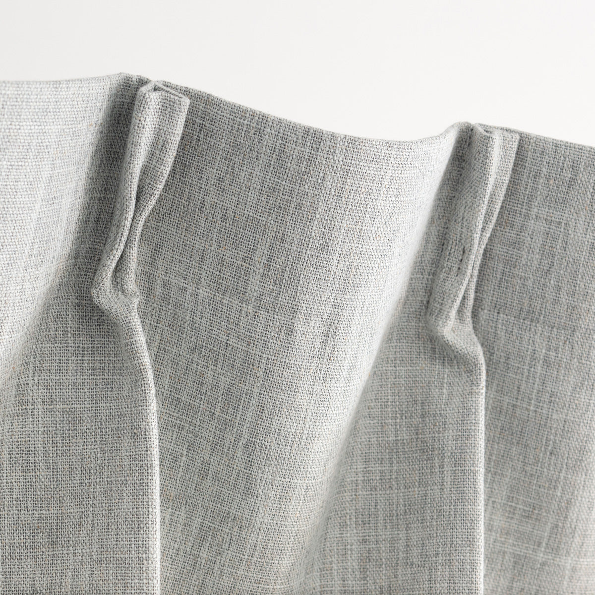 高い遮光・防音機能とシンプルモダンなデザインを兼ね備えたポリエステル製カーテン/ブルーグレー（上部）