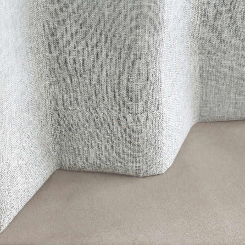 高い遮光・防音機能とシンプルモダンなデザインを兼ね備えたポリエステル製カーテン/ブルーグレー（裾）