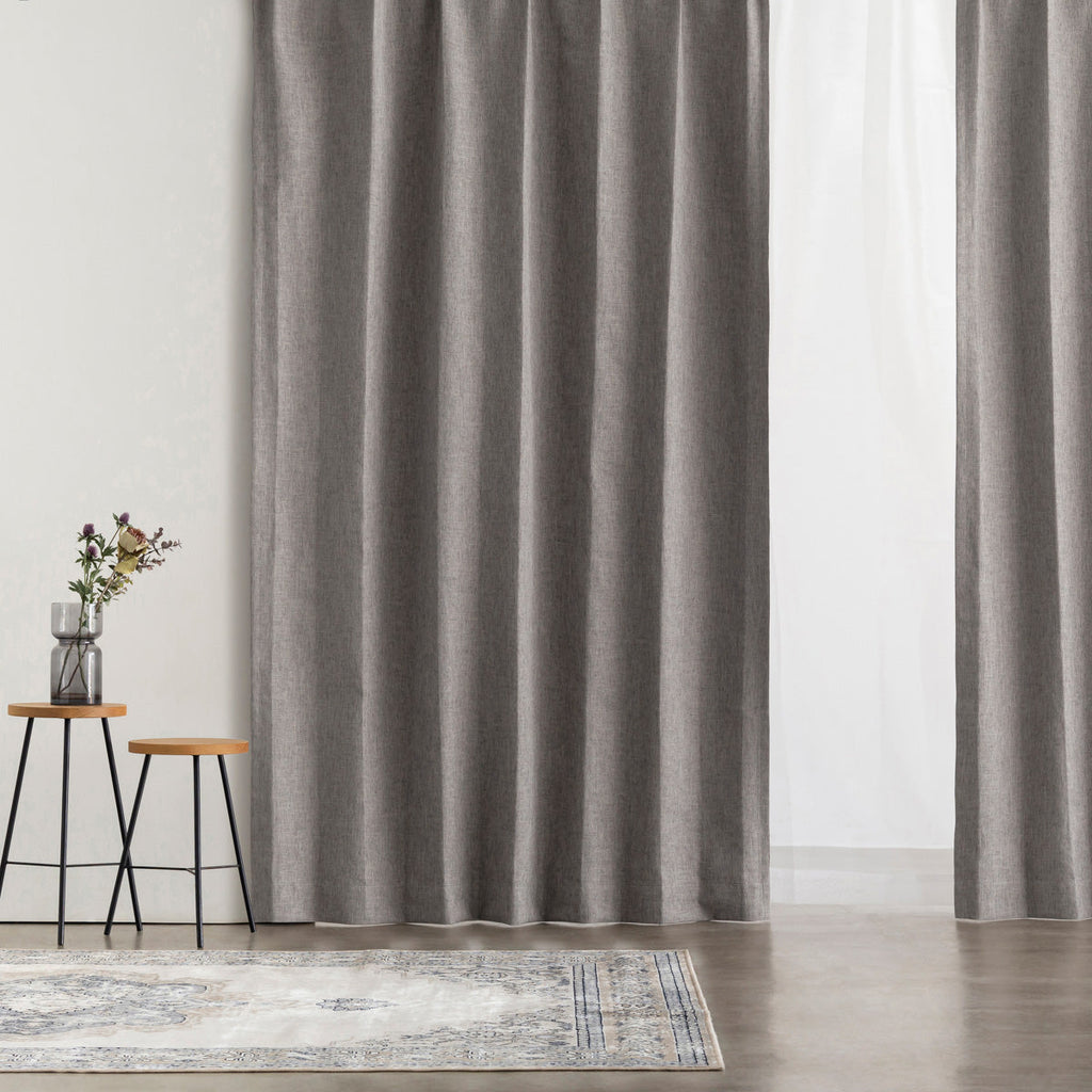高い遮光・防音機能とシンプルモダンなデザインを兼ね備えたポリエステル製カーテン/ダークグレー（使用イメージ）