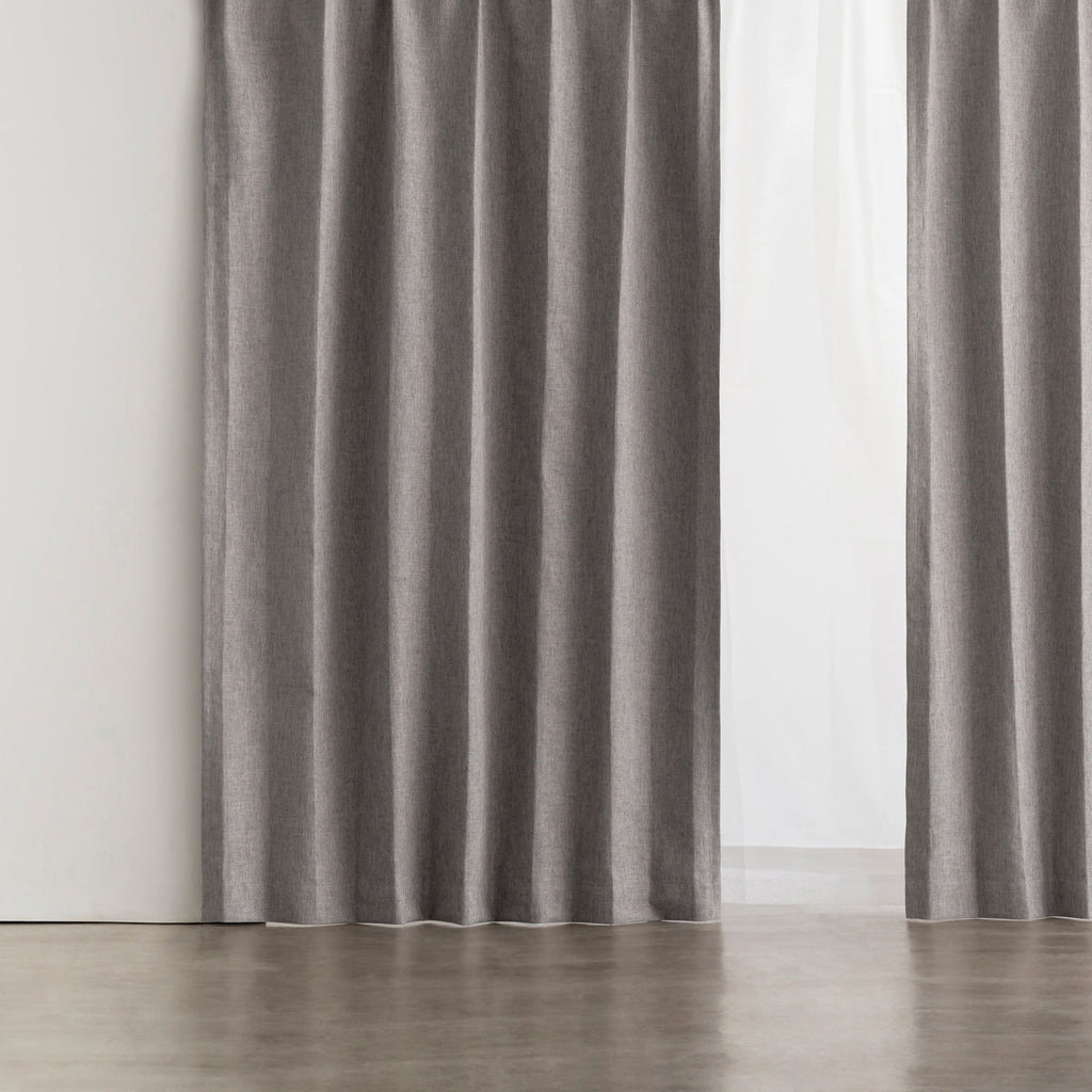 高い遮光・防音機能とシンプルモダンなデザインを兼ね備えたポリエステル製カーテン/ダークグレー
