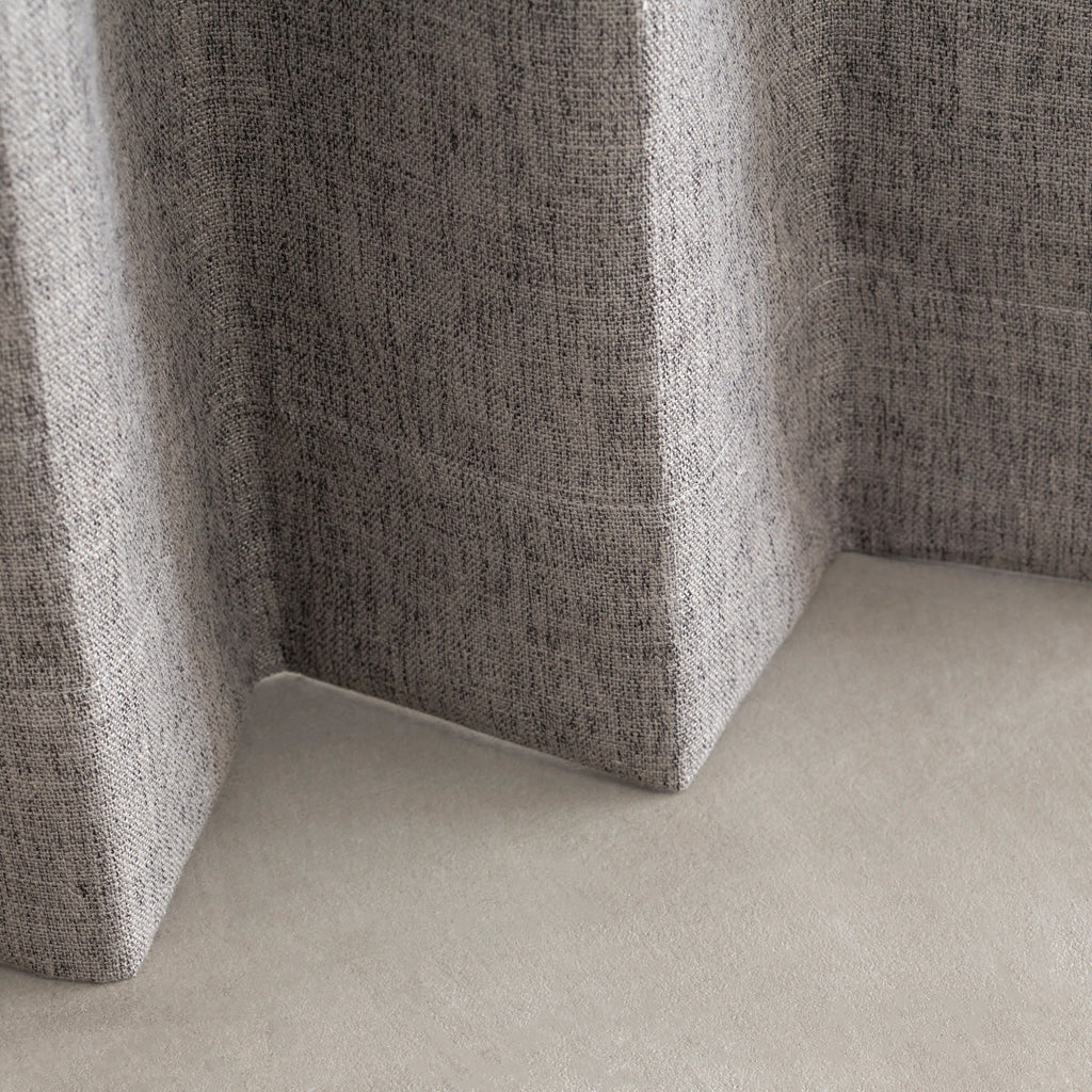 高い遮光・防音機能とシンプルモダンなデザインを兼ね備えたポリエステル製カーテン/ダークグレー（裾）