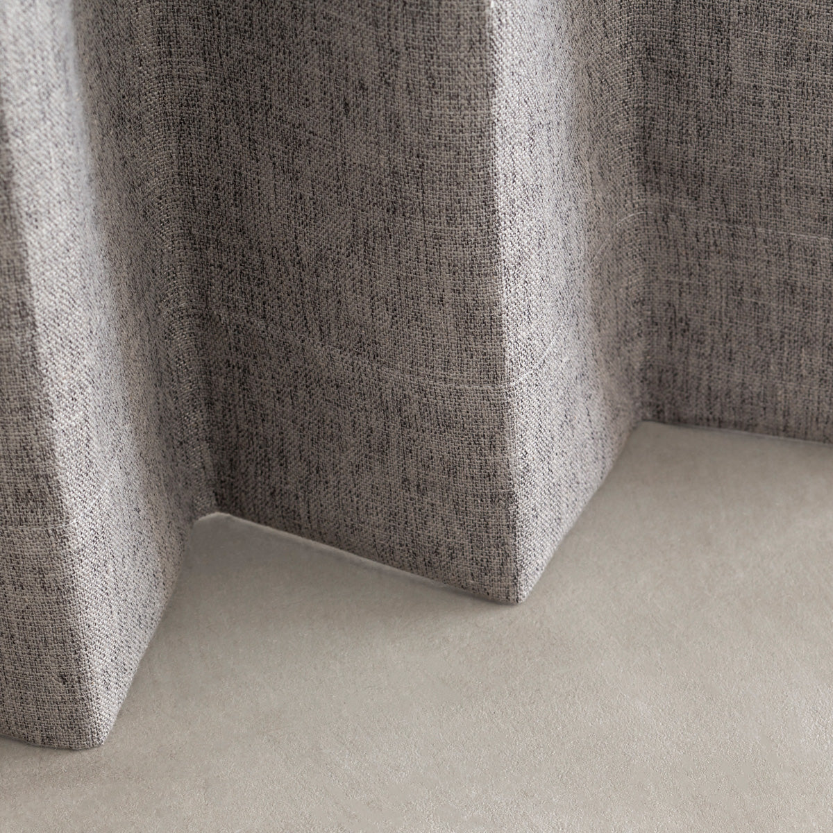 高い遮光・防音機能とシンプルモダンなデザインを兼ね備えたポリエステル製カーテン/ダークグレー（裾）