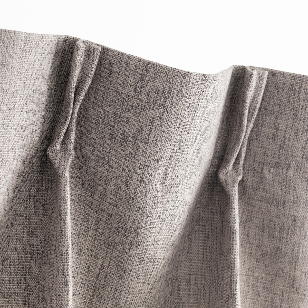 高い遮光・防音機能とシンプルモダンなデザインを兼ね備えたポリエステル製カーテン/ダークグレー（上部）