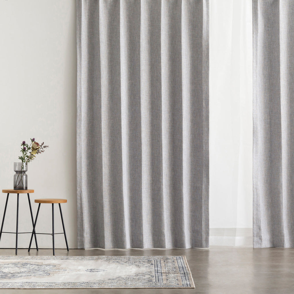 高い遮光・防音機能とシンプルモダンなデザインを兼ね備えたポリエステル製カーテン/グレー（使用イメージ）