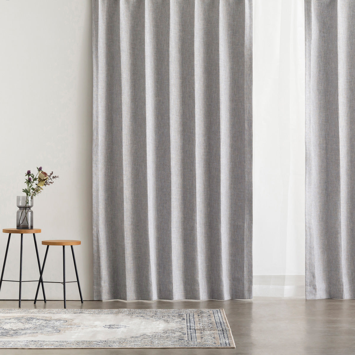 高い遮光・防音機能とシンプルモダンなデザインを兼ね備えたポリエステル製カーテン/グレー（使用イメージ）