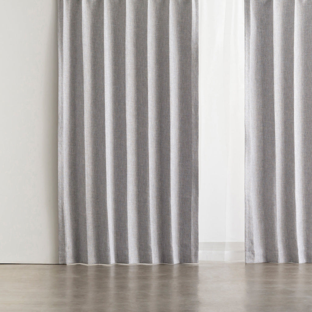高い遮光・防音機能とシンプルモダンなデザインを兼ね備えたポリエステル製カーテン/グレー
