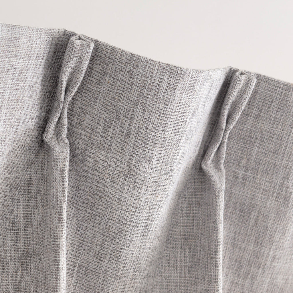 高い遮光・防音機能とシンプルモダンなデザインを兼ね備えたポリエステル製カーテン/グレー（上部）