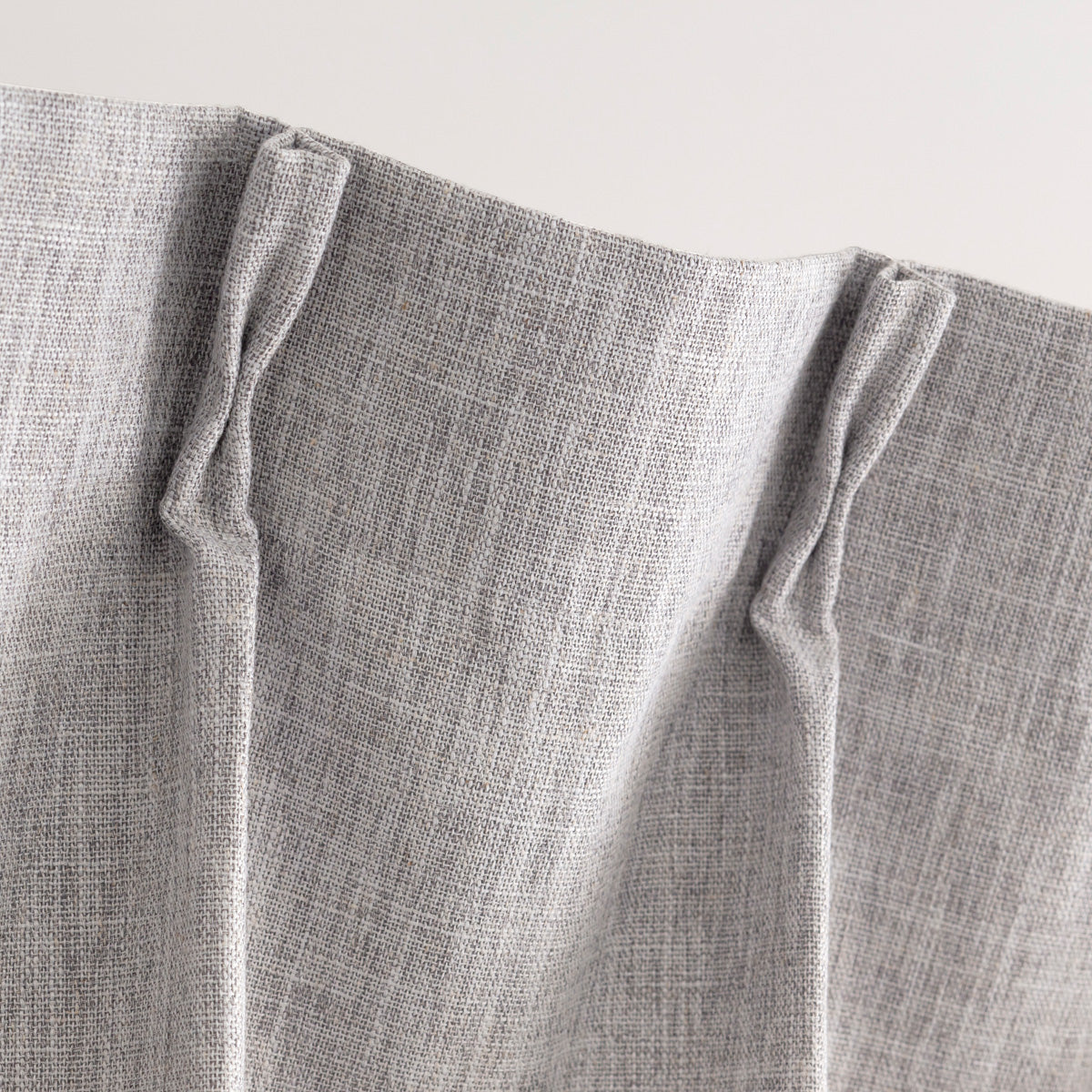 高い遮光・防音機能とシンプルモダンなデザインを兼ね備えたポリエステル製カーテン/グレー（上部）