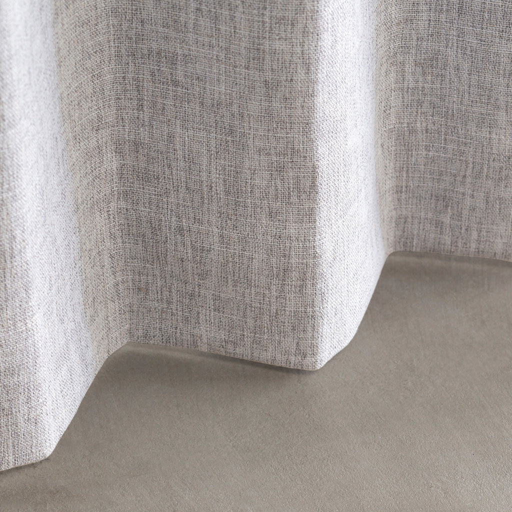 高い遮光・防音機能とシンプルモダンなデザインを兼ね備えたポリエステル製カーテン/グレー（裾）